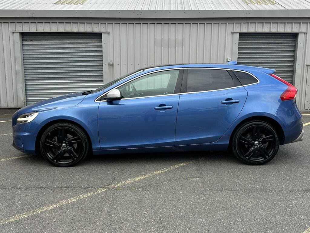 2019 Volvo V40 2.0 D2 R-Design Edition Auto Euro 6 — photo 2