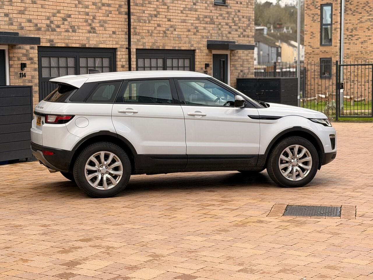2017 Land Rover Range Rover Evoque — photo 2