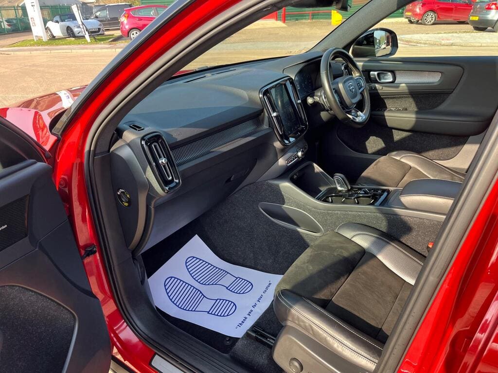 2018 Volvo XC40 2.0 D4 First Edition Auto AWD — photo 3
