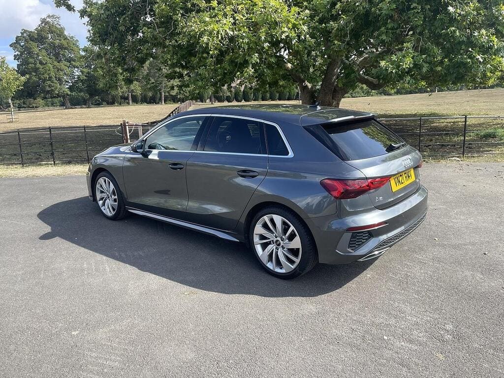 2021 Audi A3 1.5 TFSI 35 S line Sportback S Tronic — photo 2