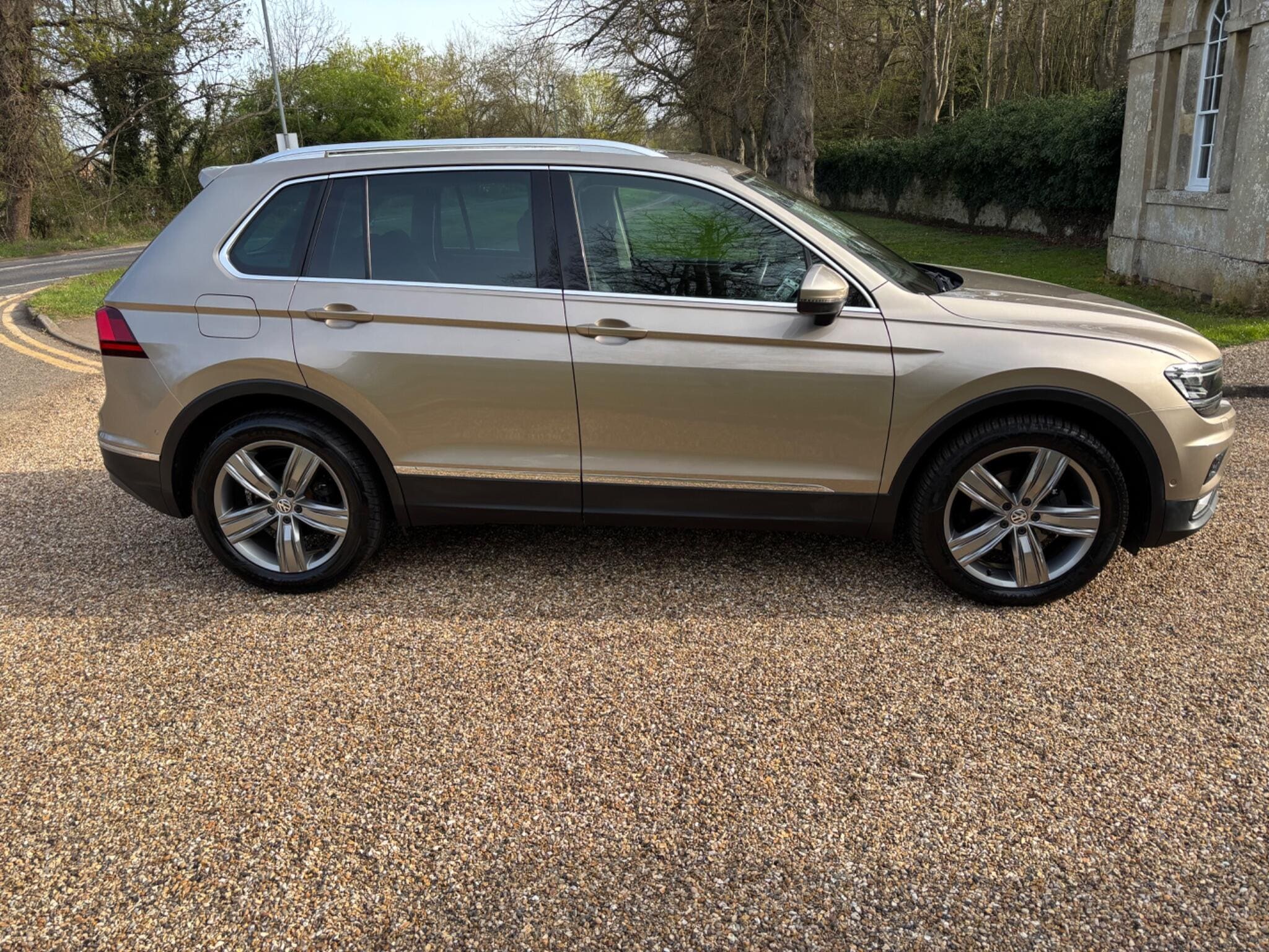 2017 Volkswagen Tiguan 2.0 TDI BlueMotion Tech SEL DSG — photo 2