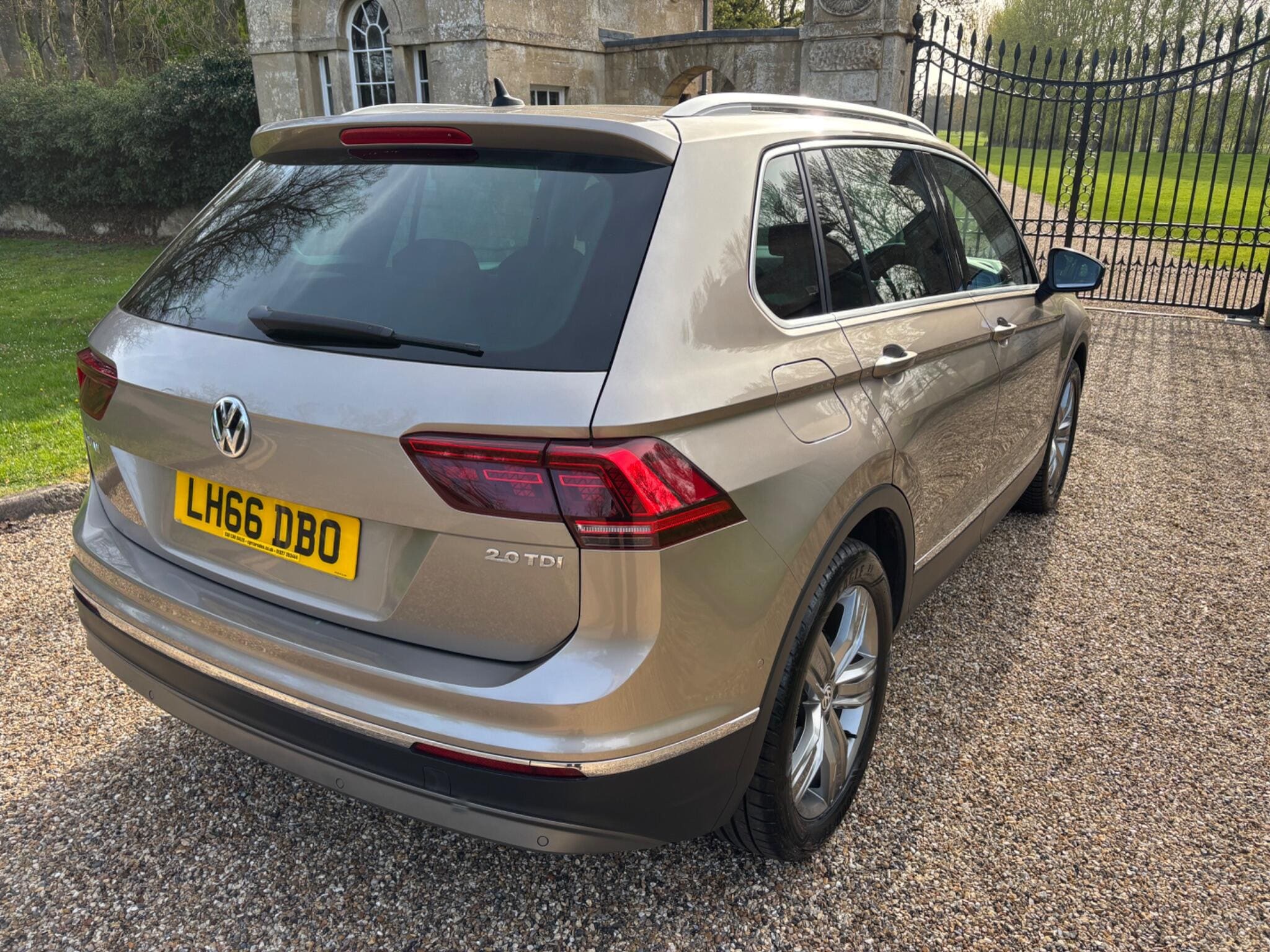 2017 Volkswagen Tiguan 2.0 TDI BlueMotion Tech SEL DSG — photo 3